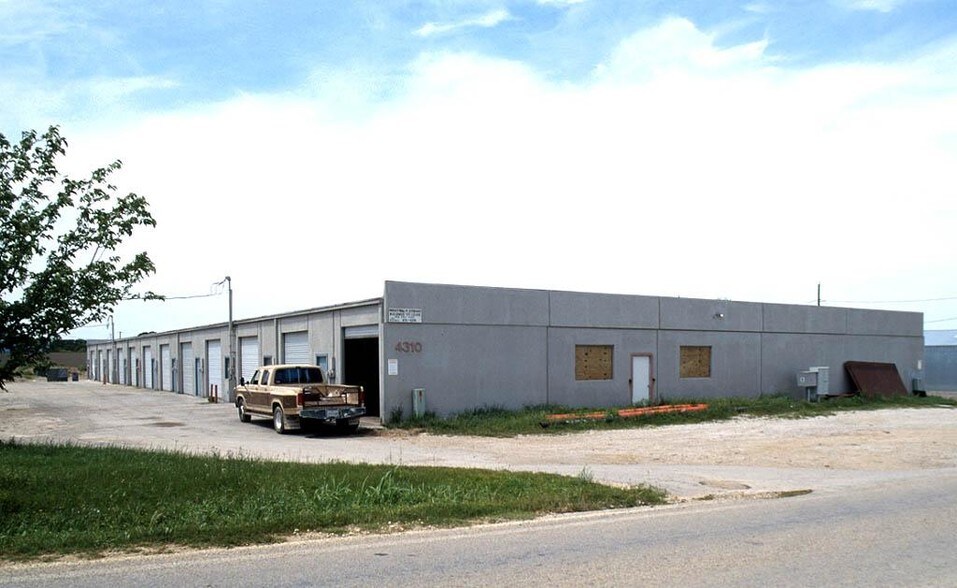 4310-4312 S Eden Rd, Kennedale, TX à louer - Photo du bâtiment - Image 2 de 5