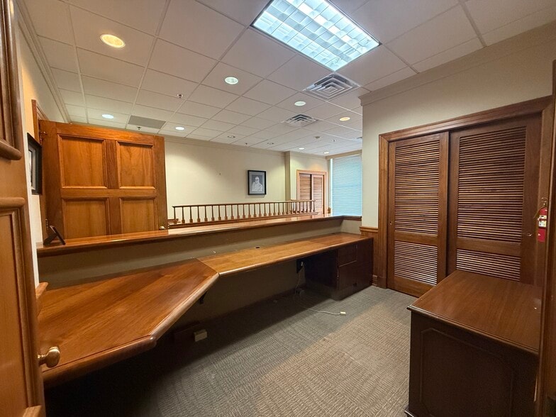 526 2nd Ave SE, Cedar Rapids, IA for sale - Interior Photo - Image 3 of 40