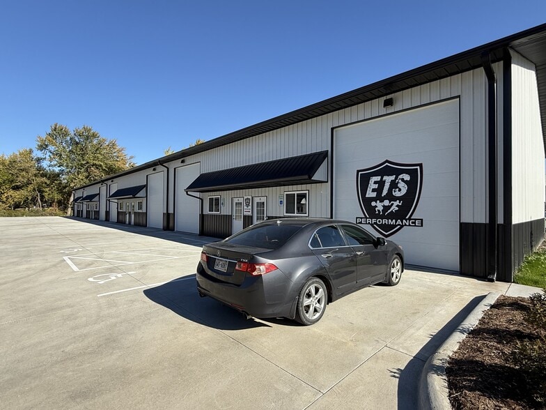 1650 Willow Creek Dr, Iowa City, IA for sale - Building Photo - Image 2 of 6