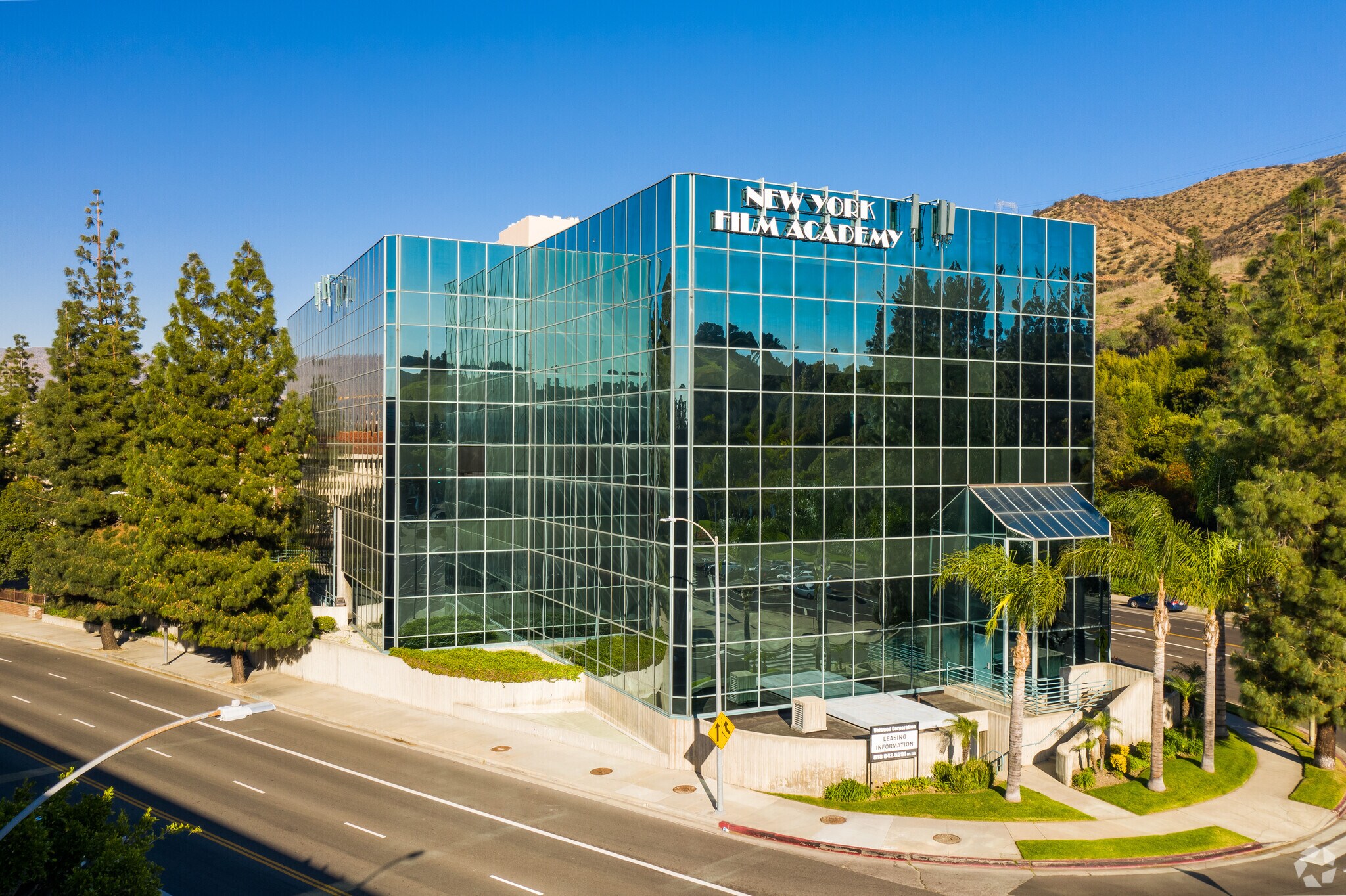3800 Barham Blvd, Los Angeles, CA à louer Photo du bâtiment- Image 1 de 5