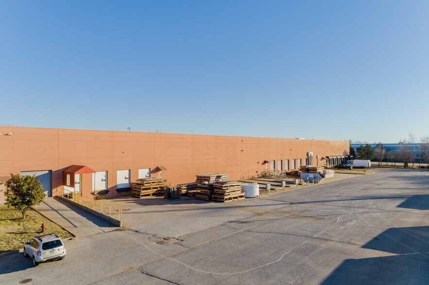 1 Corporate Woods Dr, Bridgeton, MO for lease - Building Photo - Image 2 of 16