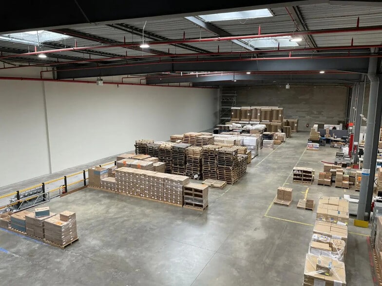 Office in Stains for lease - Interior Photo - Image 2 of 8