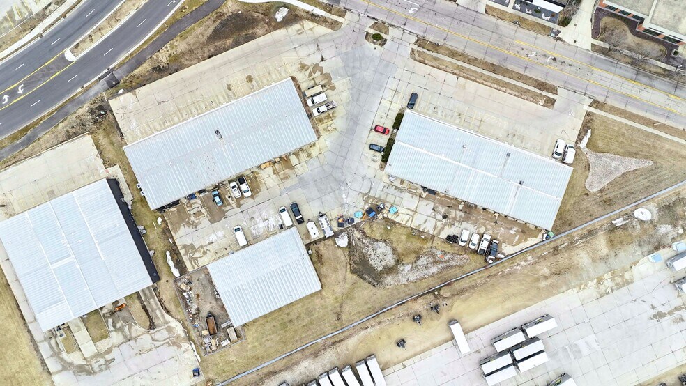 1624/1628/1630 Commerce Parkway portefeuille de 3 propriétés à vendre sur LoopNet.ca - Photo du bâtiment - Image 3 de 17