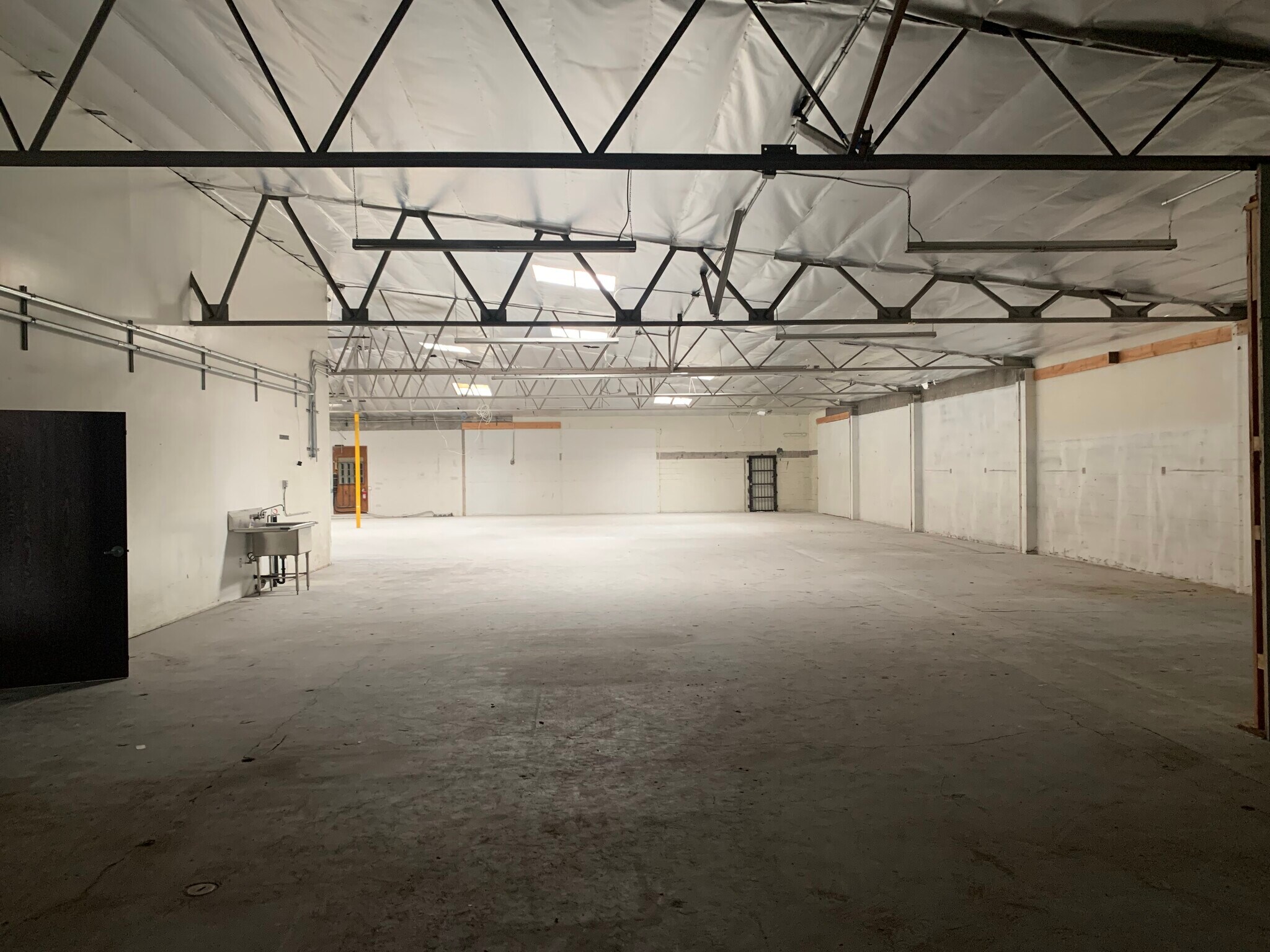 7750 Burnet Ave, Van Nuys, CA for lease Interior Photo- Image 1 of 7