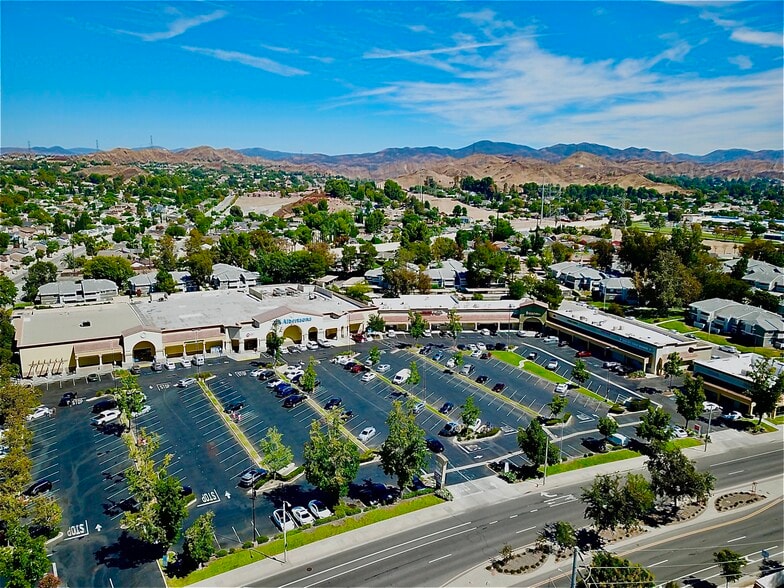 27613-27677 Bouquet Canyon Rd, Saugus, CA for lease - Building Photo - Image 1 of 5