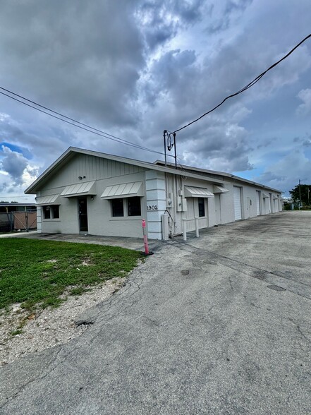 1902 Elsa St, Naples, FL for sale - Building Photo - Image 3 of 5