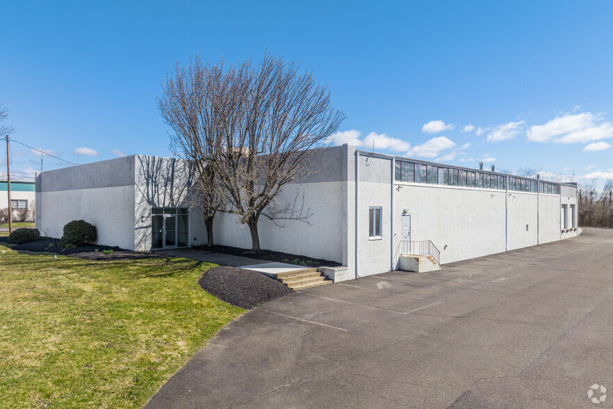 161 Commerce Dr, Montgomeryville, PA for sale - Building Photo - Image 1 of 1