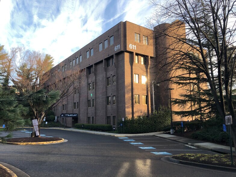 611 S Carlin Springs Rd, Arlington, VA à vendre - Photo du bâtiment - Image 3 de 19