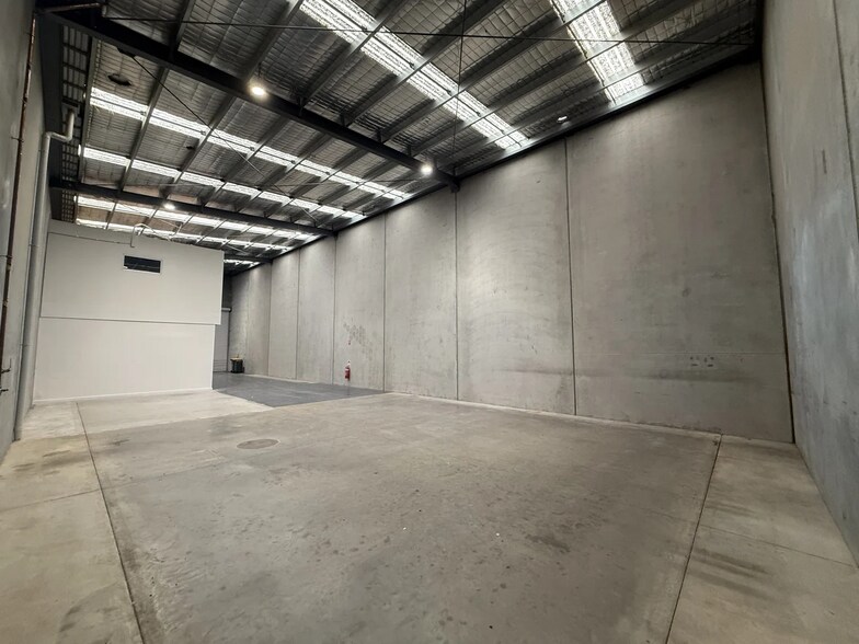 5 Rocklea Dr, Port Melbourne for sale - Interior Photo - Image 3 of 6