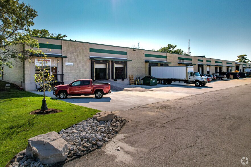 1067-1083 N Warson Rd, Saint Louis, MO à louer - Photo du bâtiment - Image 2 de 3