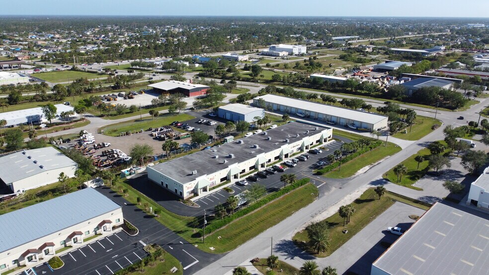 5570 Lee St, Lehigh Acres, FL à louer - Photo du bâtiment - Image 2 de 10