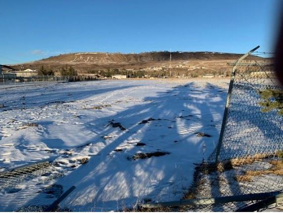 240 2 Ave E, Cochrane, AB à vendre - Aérien - Image 1 de 1