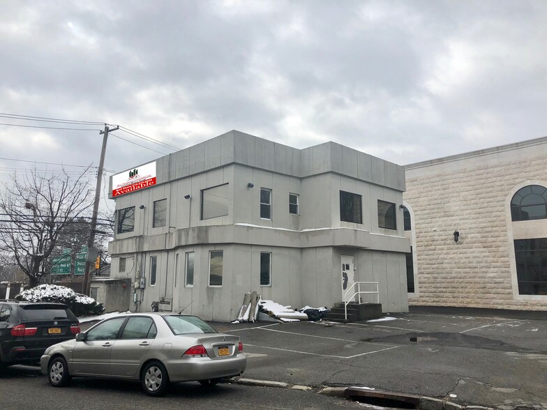 73 Powerhouse Rd, Roslyn Heights, NY à vendre - Photo du bâtiment - Image 2 de 11