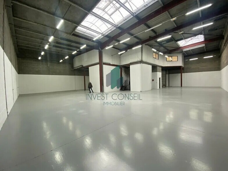 Flex in Le Thillay for lease - Building Photo - Image 2 of 11