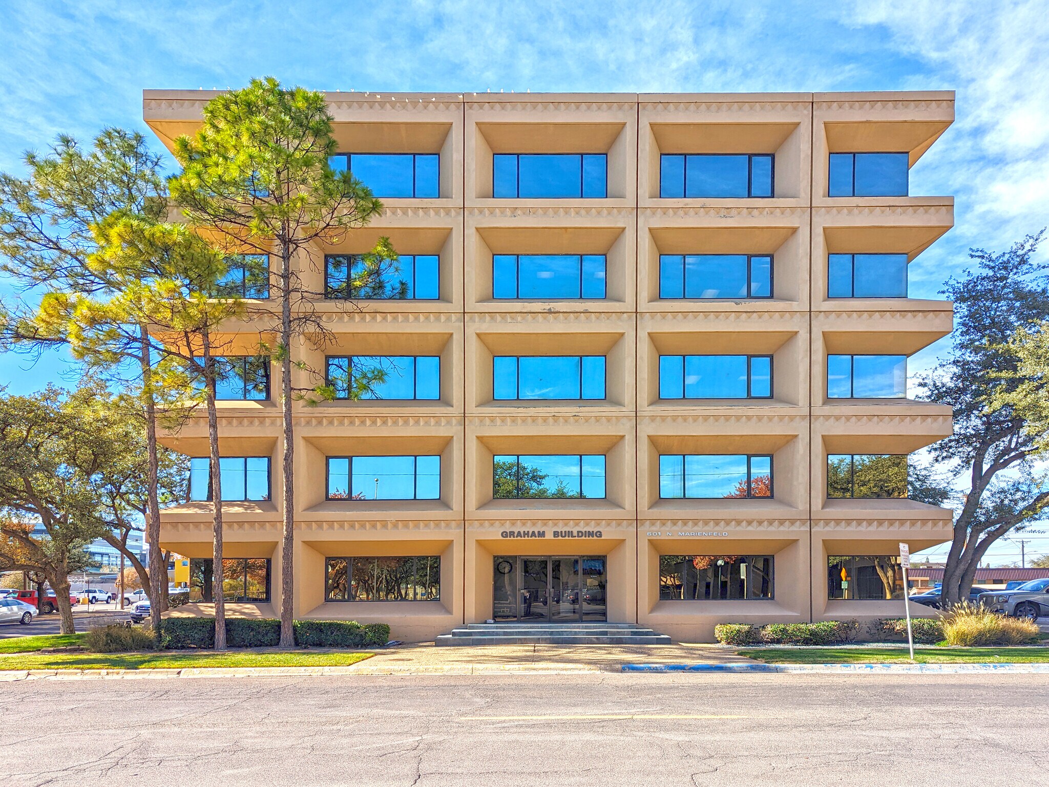 601 N Marienfeld St, Midland, TX à louer Photo principale- Image 1 de 12