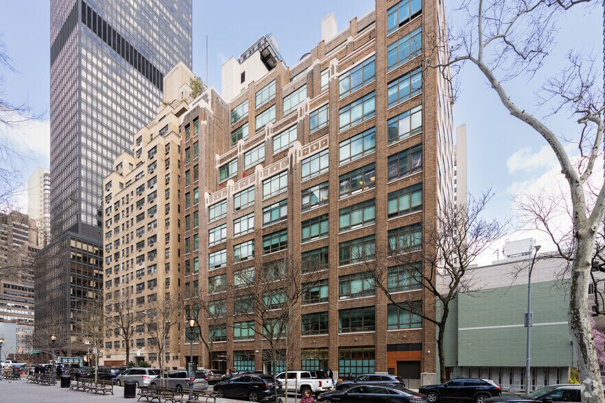 305 E 47th St, New York, NY à louer - Photo du bâtiment - Image 2 de 10