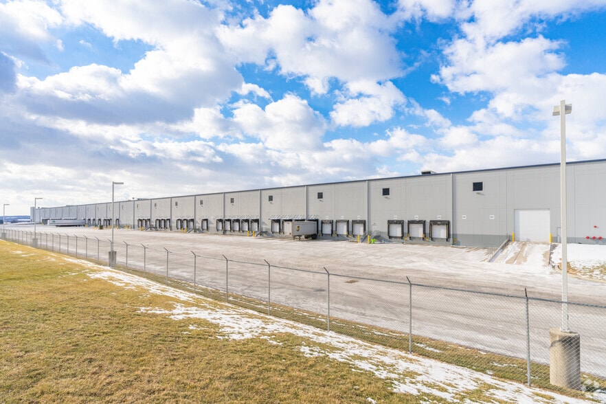 41 Martha Dr, Bethel, PA à louer - Photo du bâtiment - Image 2 de 5