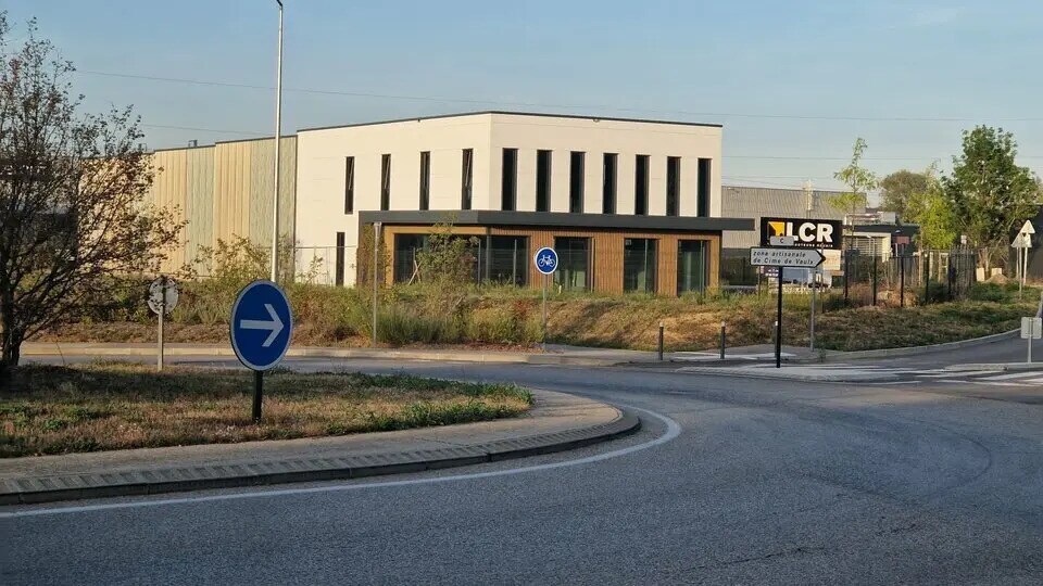 Office in Vaulx-Milieu for lease Building Photo- Image 1 of 3