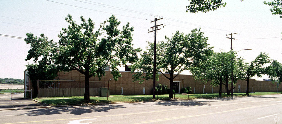 603 Cantiague Rock Rd, Westbury, NY à louer - Photo principale - Image 1 de 2