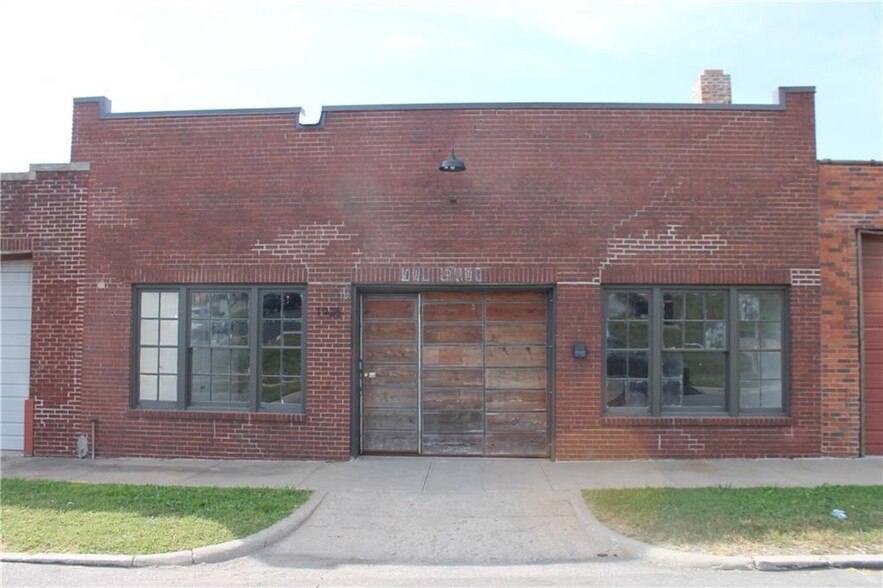 1925 Frederick Ave, Saint Joseph, MO for lease - Primary Photo - Image 1 of 5