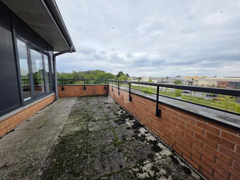 Bureau dans Évry-Courcouronnes à vendre - Photo du bâtiment - Image 2 de 11