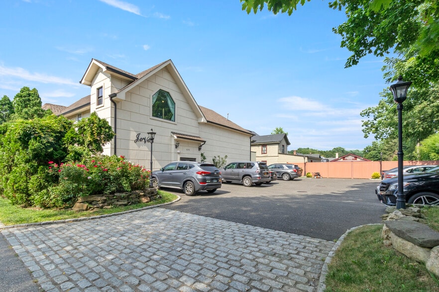 6270 Northern Blvd, East Norwich, NY for lease - Building Photo - Image 3 of 7