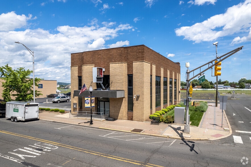 69 S Main St, Manville, NJ à louer - Photo du bâtiment - Image 1 de 26