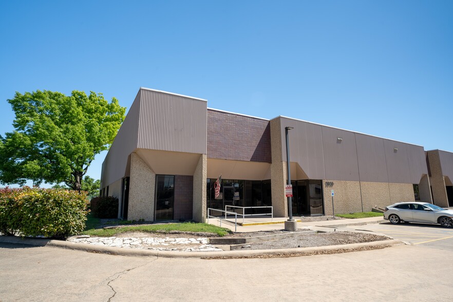 2105 Denton Dr, Austin, TX for lease - Building Photo - Image 1 of 7