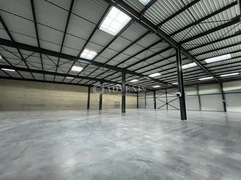 Industrial in Plaisir for lease - Building Photo - Image 2 of 8