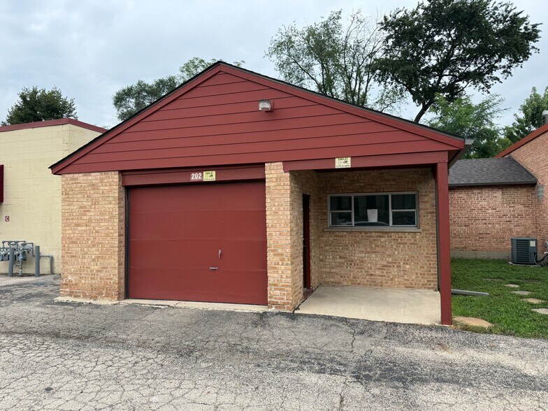 202 S. 13th Ave. St. Charles Il. 60174 Ave, St Charles, IL à louer - Photo du bâtiment - Image 2 de 12