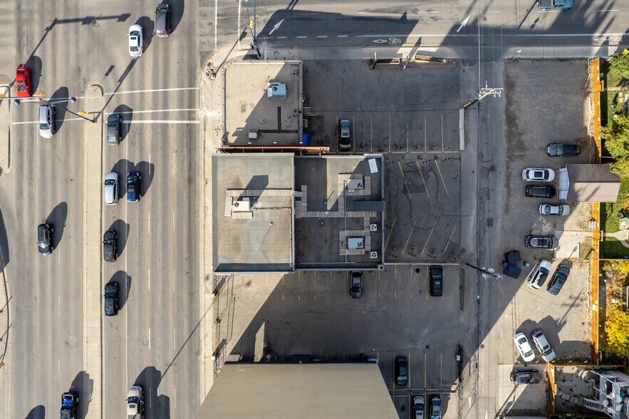 1026 16th Ave NW, Calgary, AB à louer - Photo du bâtiment - Image 2 de 4