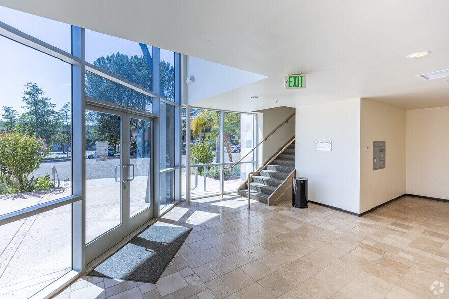 781 Garden View Ct, Encinitas, CA à vendre - Hall d’entrée - Image 3 de 7