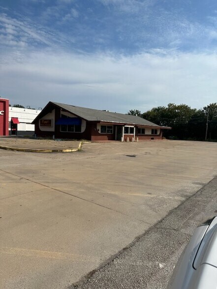 3121 E Frank Phillips Blvd, Bartlesville, OK for sale - Building Photo - Image 1 of 4