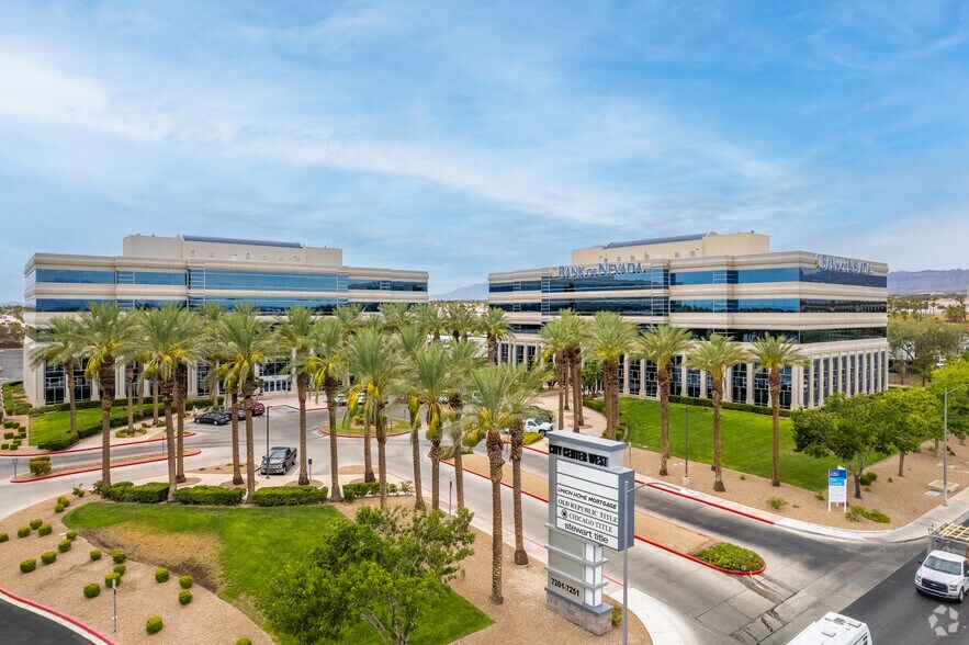 7251 W Lake Mead Blvd, Las Vegas, NV à louer - Photo du bâtiment - Image 2 de 4
