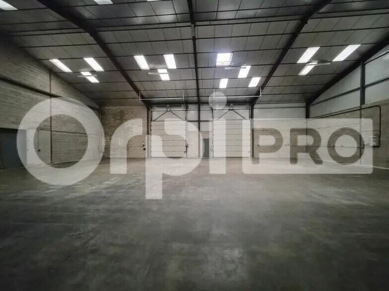 Flex in Reims for lease - Interior Photo - Image 3 of 12