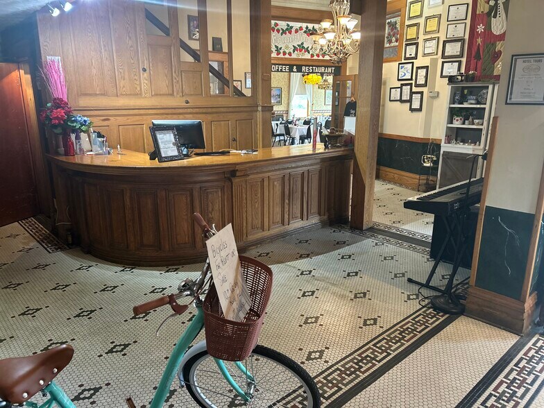 102 Elkader St, Strawberry Point, IA à vendre - Photo du bâtiment - Image 3 de 36