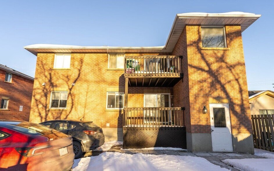 Nassau St Multifamily portefeuille de 2 propriétés à vendre sur LoopNet.ca - Photo du bâtiment - Image 3 de 5