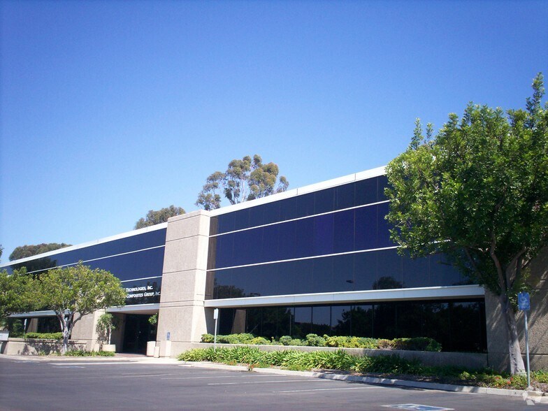 7740 Kenamar Ct, San Diego, CA à louer - Photo du bâtiment - Image 3 de 6