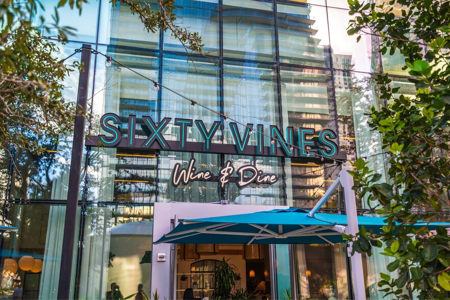 1010 NE 2nd Ave, Miami, FL for lease - Building Photo - Image 2 of 9