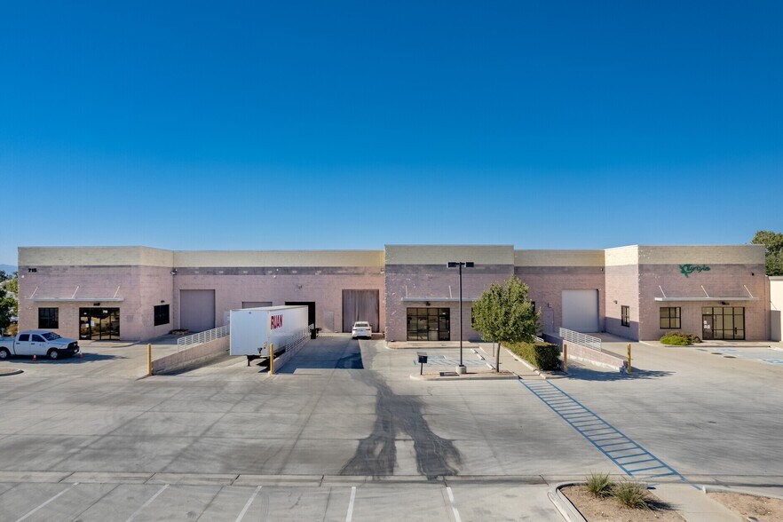 715 E Avenue L-8, Lancaster, CA à louer - Photo du bâtiment - Image 2 de 5