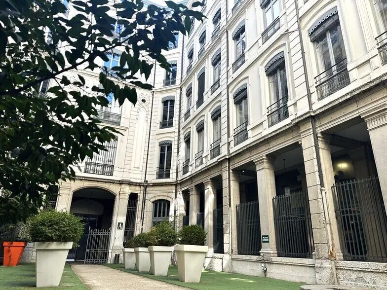 Bureau dans Lyon à vendre - Photo du bâtiment - Image 1 de 7