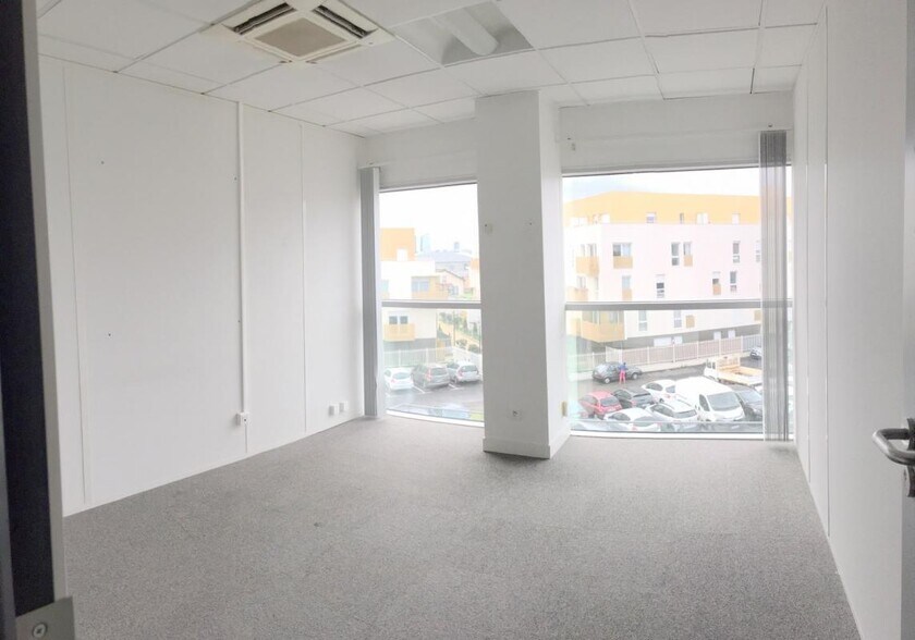 Office in Bezons for lease - Interior Photo - Image 2 of 7