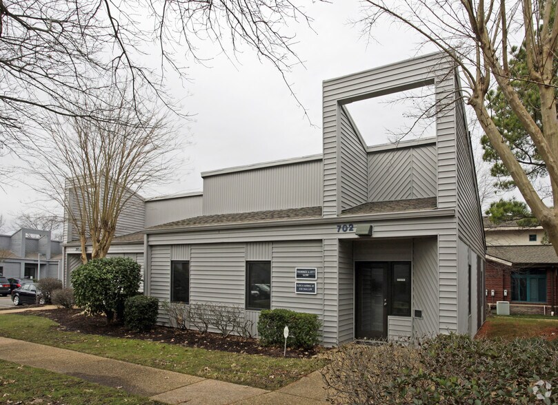 732 Thimble Shoals Blvd, Newport News, VA à vendre - Photo du bâtiment - Image 1 de 3