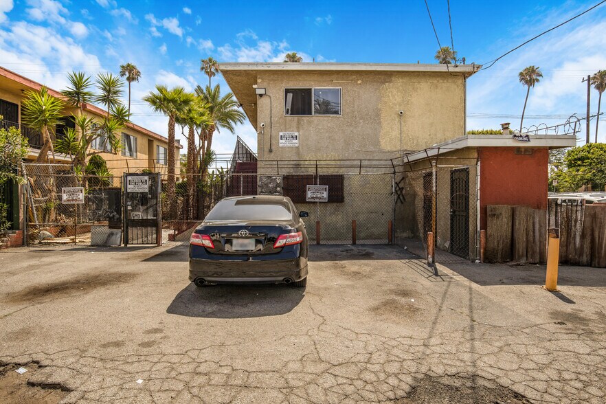 7427 S Figueroa St, Los Angeles, CA à vendre - Photo du bâtiment - Image 2 de 7
