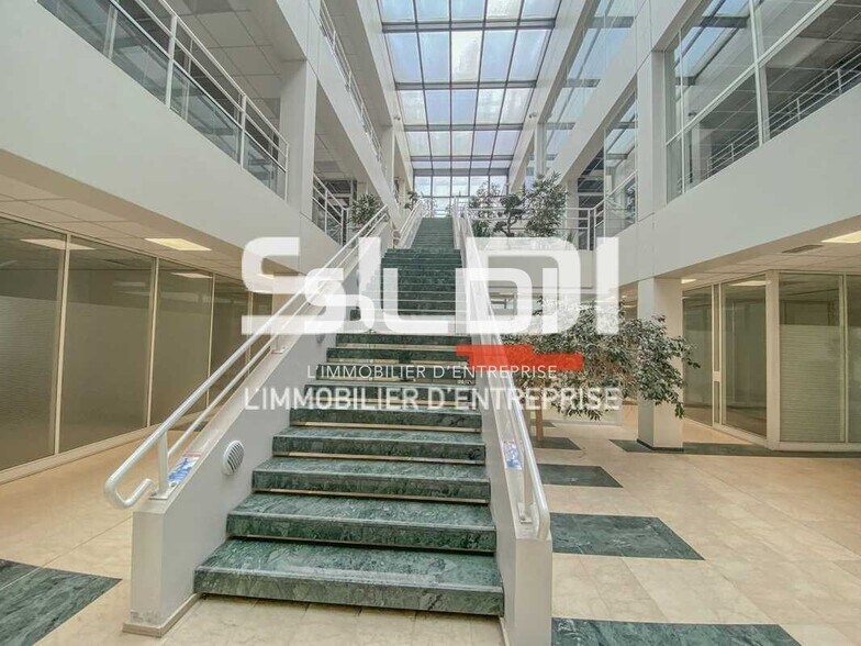 23 Rue Maryse Bastié, Bron for lease - Interior Photo - Image 2 of 8