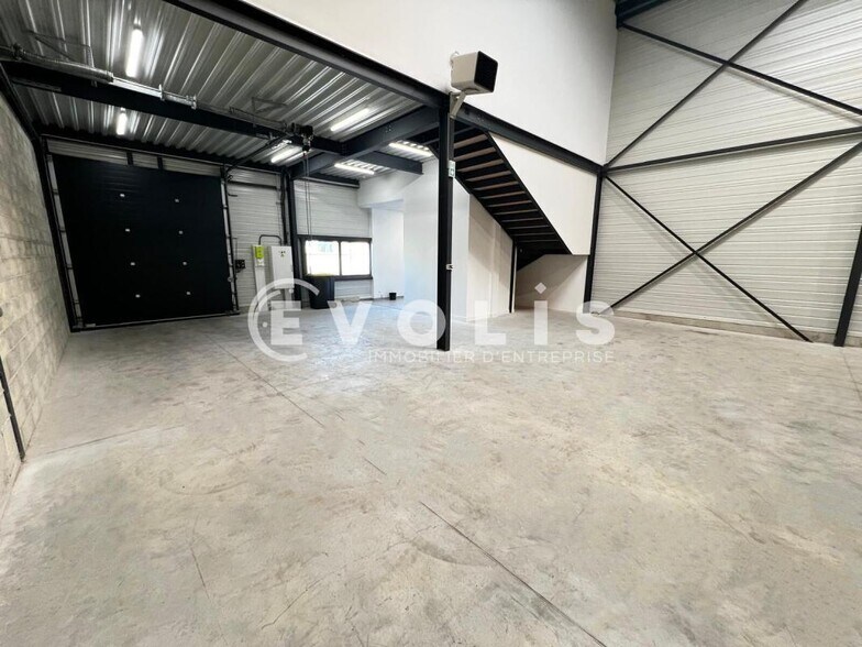 Flex in Villemoisson-sur-Orge for lease - Interior Photo - Image 3 of 6