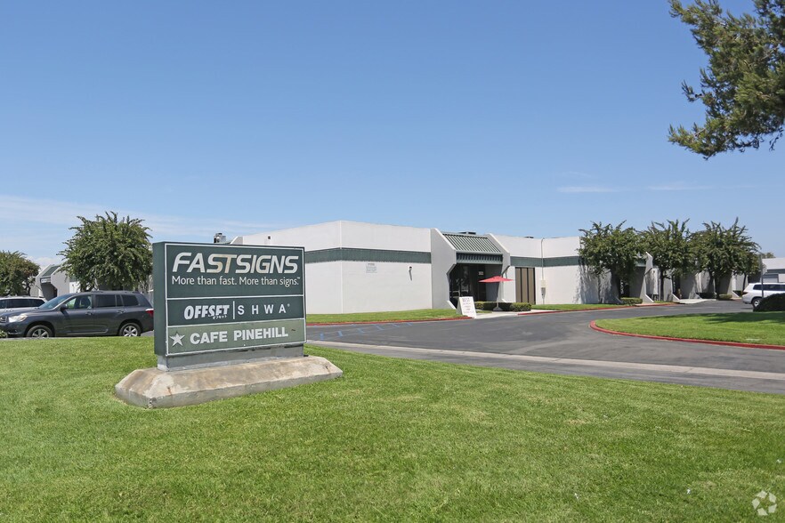 3001-3095 S Harbor Blvd, Santa Ana, CA à louer - Photo du bâtiment - Image 3 de 3