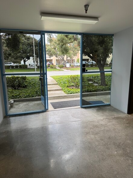 6020 Nicolle St, Ventura, CA for lease - Building Photo - Image 2 of 7