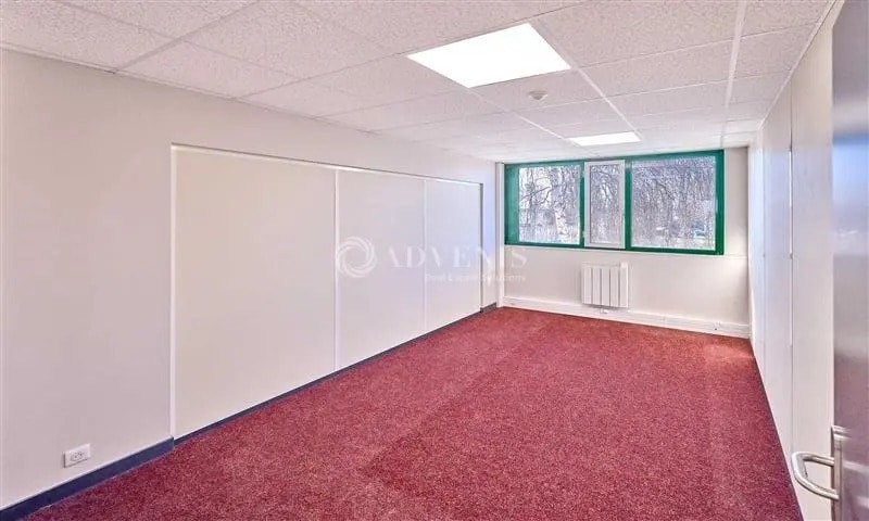 Office in Templemars for lease - Interior Photo - Image 2 of 4