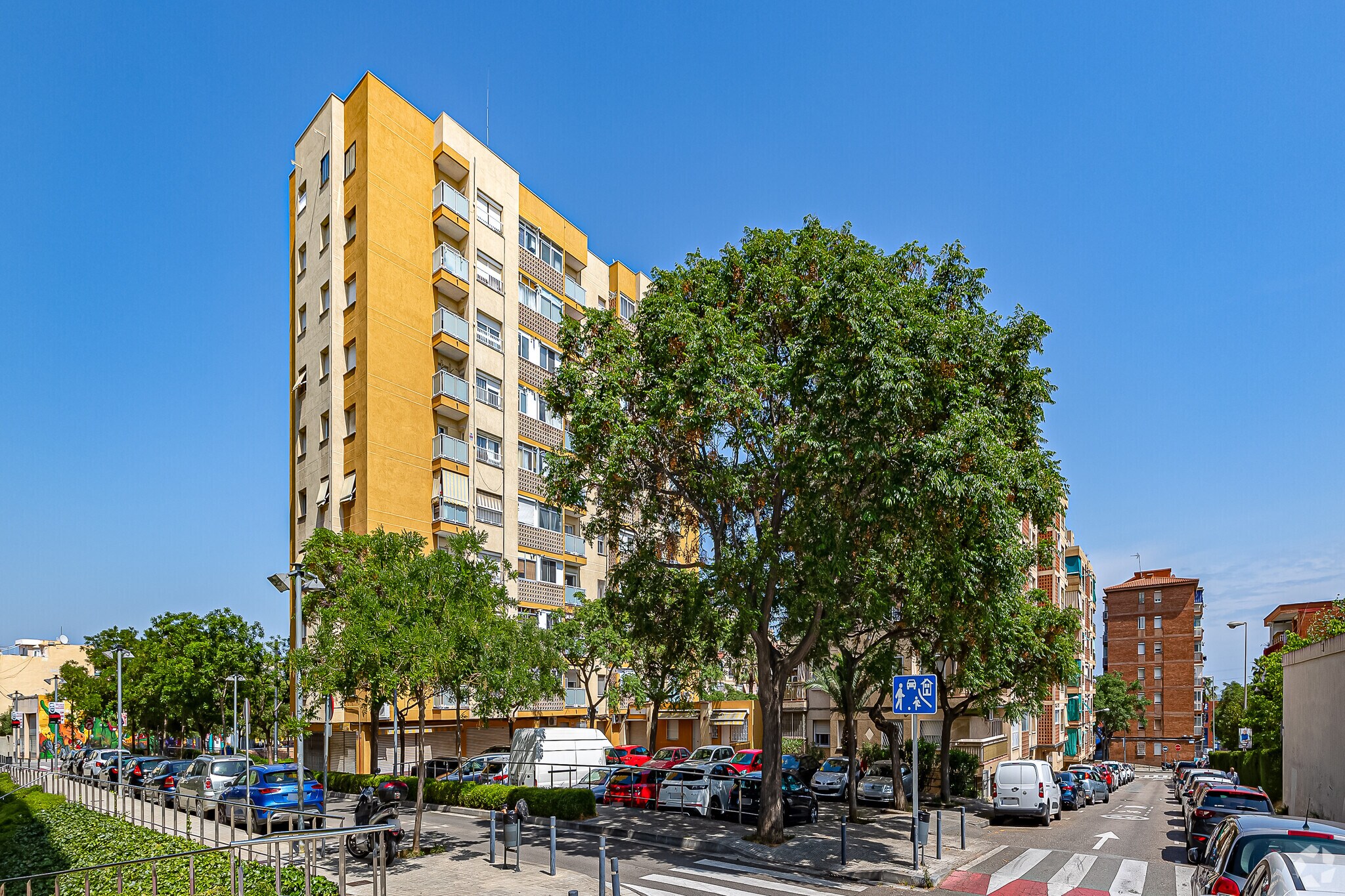 Immeuble residentiel dans Sant Boi de Llobregat, Barcelona à vendre Photo principale- Image 1 de 4
